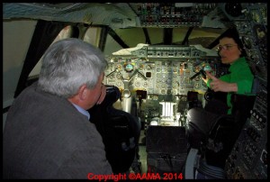 Alexandra avec l'ancien ministre Jean-Claude Gayssot dans le cockpit du Sierra Delta.
