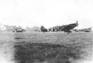 Spitfire Mk IX du Squadron 329 Cigognes sur le terrain de Wevelgem en Belgique, fin 1944 (SHD Air)