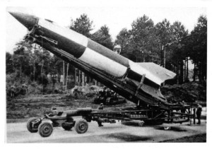 Une fusée V2 sur son chariot érecteur (MAE)