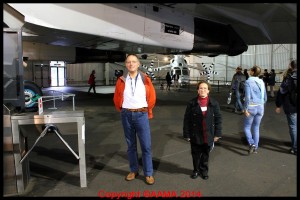 A la sortie des Concorde deux bénévoles se relayent.