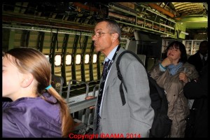 Un de nos guides dans la partie démontée du Boeing 747.