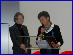 Michèle Bondin-Seignette (à droite) recevant la médaille de l'aéronautique par Catherine Maunoury