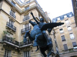 Cette étonnante sculpture, square de l’Opéra-Louis Jouvet, est l’œuvre d’Alexandre Falguière (1831-1900). Elle représente un poète chevauchant Pégase 