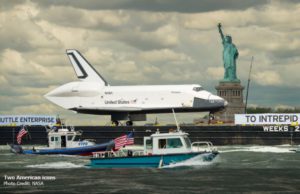 Enterprise, OV-101, Statue de la Liberté, barge, New York Harbor