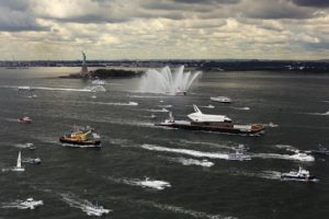 Enterprise, OV-101, Statue de la Liberté, barge, New York Harbor